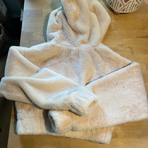 Urban Outfitters cropped faux fur jacket - Picture 2 of 3